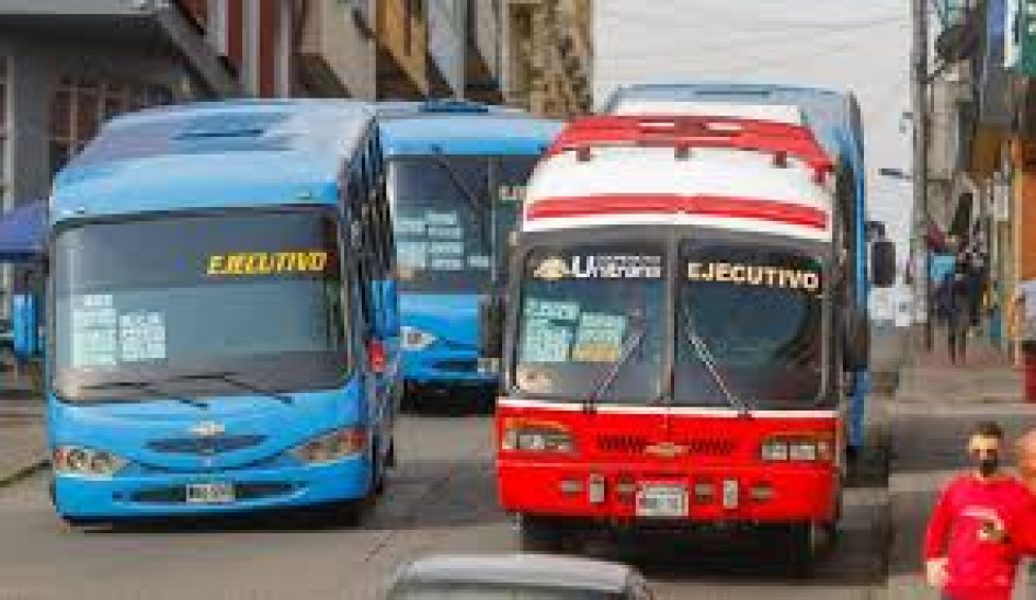 Un ajuste de por lo menos $250 pide el sector de transporte colectivo. Un ajuste de por lo menos $250 pide el sector de transporte colectivo.