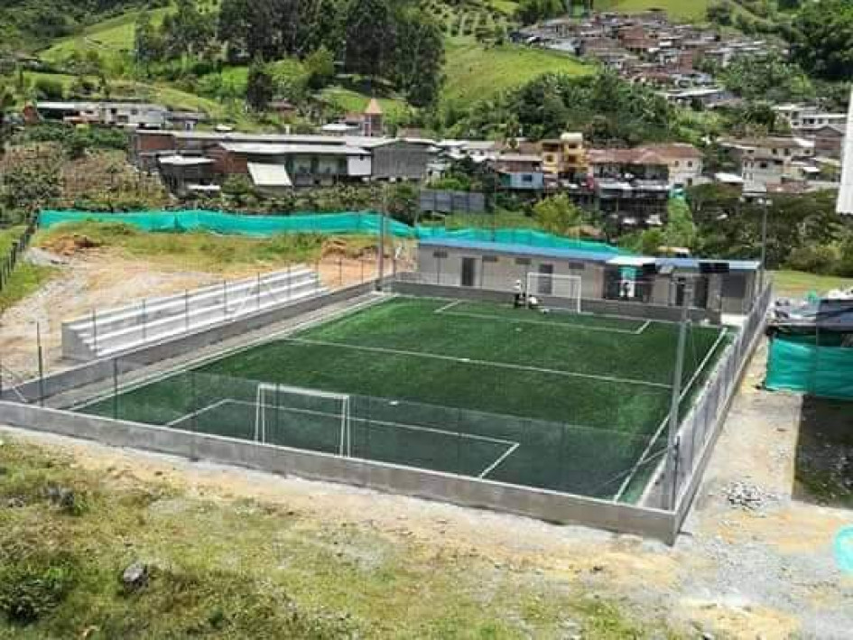 Dentro de las obras nacionales gestionadas por Mario Castaño, según datos del Secop I, aparece la cancha sintética de fútbol en Pácora, donde él nació. Dentro de las obras nacionales gestionadas por Mario Castaño, según datos del Secop I, aparece la cancha sintética de fútbol en Pácora, donde él nació.