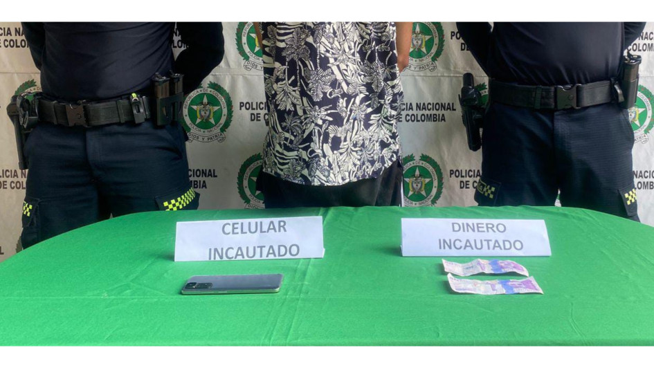 Un presunto estafador fue capturado en La Dorada luego de ofrecerles $100 mil a los policías que lo requirieron con el fin de que "le colaboraran". Un presunto estafador fue capturado en La Dorada luego de ofrecerles $100 mil a los policías que lo requirieron con el fin de que "le colaboraran".