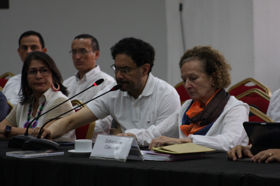 El senador Iván Cepeda, integrante de la delegación del Gobierno en los diálogos con el Eln, y la jefe negociadora con esta guerrilla, Vera Grabe. El senador Iván Cepeda, integrante de la delegación del Gobierno en los diálogos con el Eln, y la jefe negociadora con esta guerrilla, Vera Grabe.