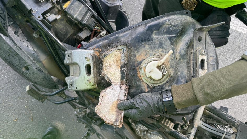 En el tanque de la moto en el que el detenido se movilizaba, la Policía halló cinco kilos de cocaína. En el tanque de la moto en el que el detenido se movilizaba, la Policía halló cinco kilos de cocaína.