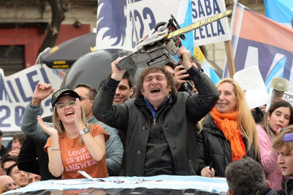 La motosierra fue una de las insignias de campaña de Milei, quien la cargaba para simbolizar los recortes al gasto público. La motosierra fue una de las insignias de campaña de Milei, quien la cargaba para simbolizar los recortes al gasto público.