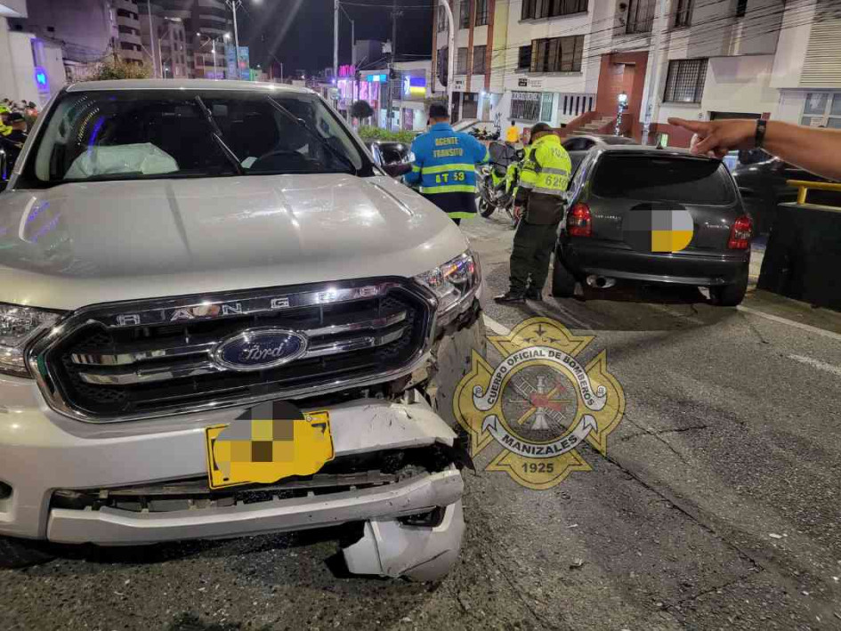 Los dos carros involucrados en el accidente de tránsito. Los dos carros involucrados en el accidente de tránsito.