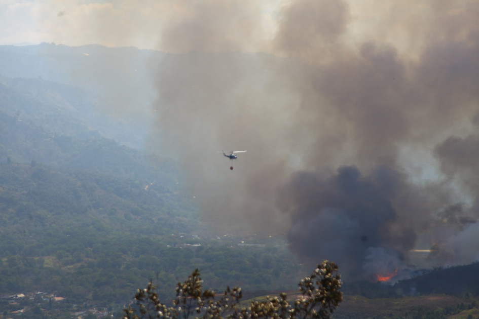 "En este momento contamos con el apoyo de dos helicópteros de la @FuerzaAereaCol y dos más de la @PoliciaColombia, además de personal de bomberos, Ejército y Defensa Civil buscando apagar los incendios en el Área Metropolitana de Bucaramanga y en Mogotes", escribió esta tarde en la plataforma X el gobernador de Santander, Juvenal Díaz Mateus. "En este momento contamos con el apoyo de dos helicópteros de la @FuerzaAereaCol y dos más de la @PoliciaColombia, además de personal de bomberos, Ejército y Defensa Civil buscando apagar los incendios en el Área Metropolitana de Bucaramanga y en Mogotes", escribió esta tarde en la plataforma X el gobernador de Santander, Juvenal Díaz Mateus.