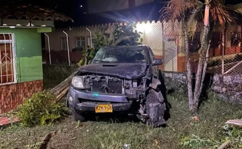 Así quedó el carro después de chocar contra la motocicleta. Así quedó el carro después de chocar contra la motocicleta.