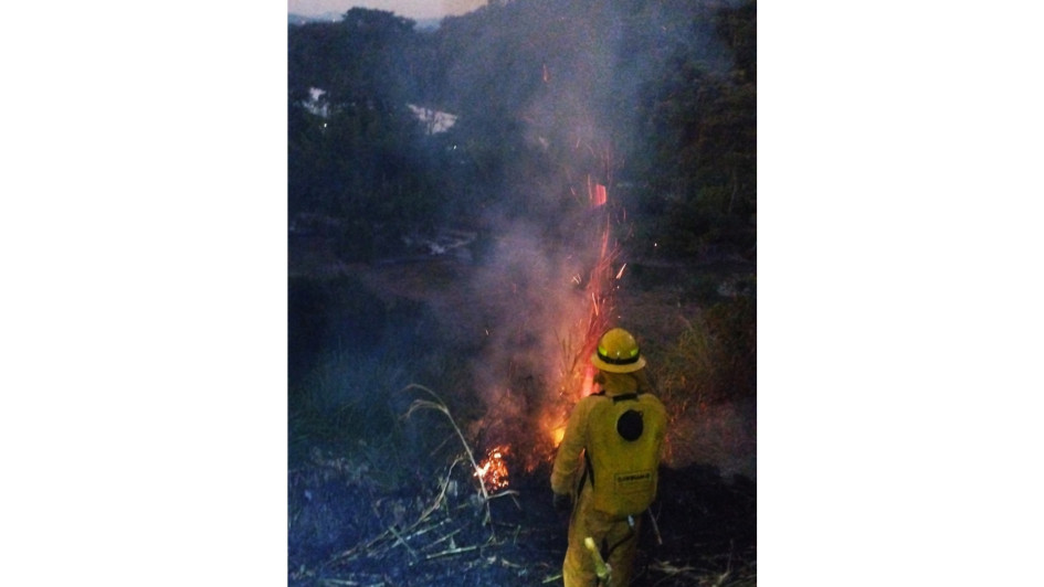 Dos horas demoraron los bomberos de Chinchiná en sofocar un incendio de capa vegetal de grandes proporciones que se registró en la tarde de este martes, en el sector de La Carrilera del barrio La Isla. Dos horas demoraron los bomberos de Chinchiná en sofocar un incendio de capa vegetal de grandes proporciones que se registró en la tarde de este martes, en el sector de La Carrilera del barrio La Isla.