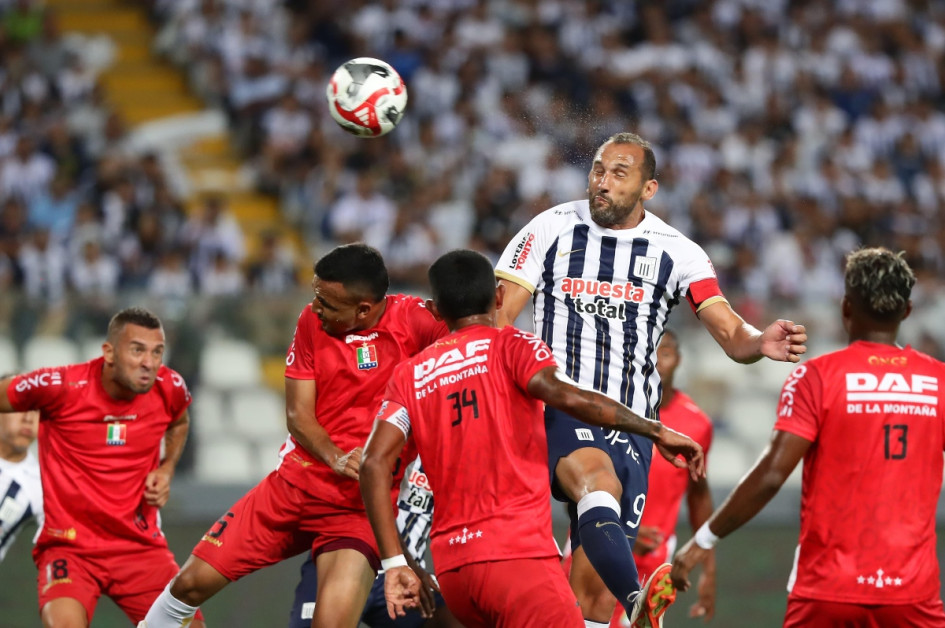 El argentino Hernán Barcos (de blanco y azul) anotó los dos goles de la noche para darle la victoria a Alianza Lima frente al Once Caldas en el estadio Nacional de Perú. El argentino Hernán Barcos (de blanco y azul) anotó los dos goles de la noche para darle la victoria a Alianza Lima frente al Once Caldas en el estadio Nacional de Perú.
