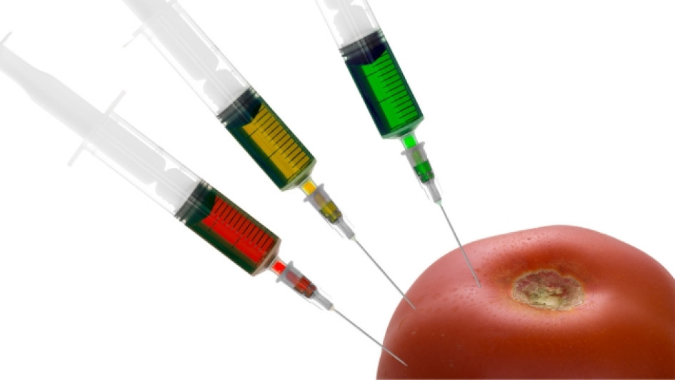 Que-es-un-alimento-adulterado Tomate rojo con 3 jeringas clavadas