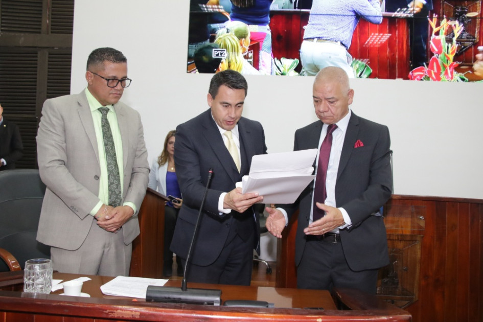 El alcalde Jorge Eduardo Rojas (centro), instantes después de instalar las sesiones ordinarias del Concejo, el 2 de enero, presentó un paquete de ocho proyectos clave para su Administración. El alcalde Jorge Eduardo Rojas (centro), instantes después de instalar las sesiones ordinarias del Concejo, el 2 de enero, presentó un paquete de ocho proyectos clave para su Administración.