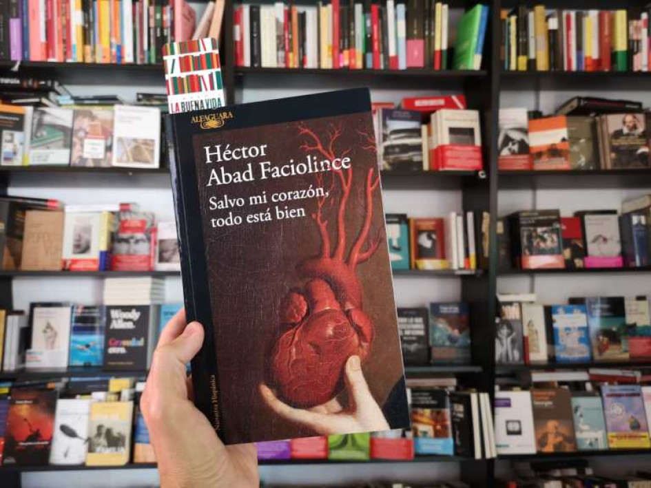 Salvo mi corazón, todo está bien, de Héctor Abad Faciolince, fue el libro de autor colombiano más vendido en el país durante el 2023. En el listado general, ocupó la casilla 13. Salvo mi corazón, todo está bien, de Héctor Abad Faciolince, fue el libro de autor colombiano más vendido en el país durante el 2023. En el listado general, ocupó la casilla 13.