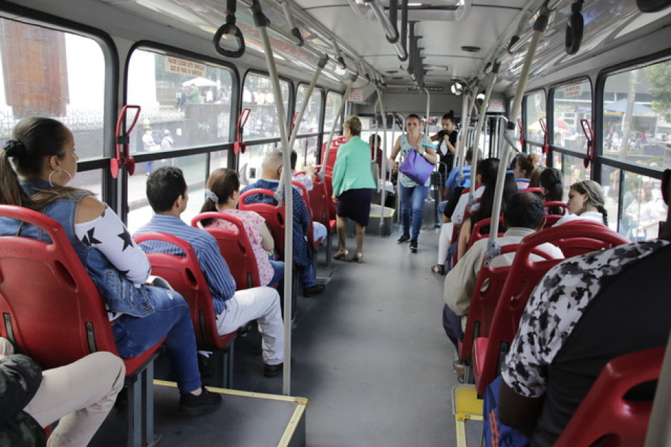 El precio del transporte público colectivo subiría $200, mientras que el de los taxis se incrementaría en un 10%. El precio del transporte público colectivo subiría $200, mientras que el de los taxis se incrementaría en un 10%.