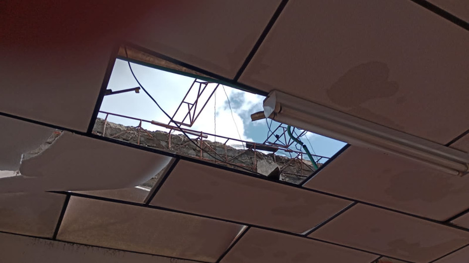 Un vendaval acompañado de lluvia fracturó al menos 25 tejas de la sede de la Corporación Carnaval de Riosucio e inundó una de sus salas y un pasillo. Un vendaval acompañado de lluvia fracturó al menos 25 tejas de la sede de la Corporación Carnaval de Riosucio e inundó una de sus salas y un pasillo.