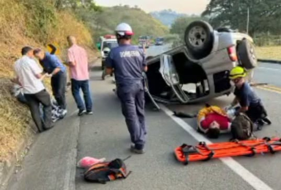 El accidente de tránsito ocurrió en la vía entre Manizales y Medellín. El accidente de tránsito ocurrió en la vía entre Manizales y Medellín.