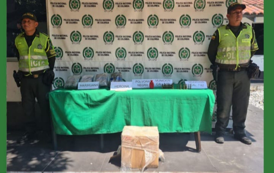 Un camión de encomiendas llevaba marihuana cripa, heroína y pólvora negra. Fue detenido por la Policía de Carreteras de Caldas. Un camión de encomiendas llevaba marihuana cripa, heroína y pólvora negra. Fue detenido por la Policía de Carreteras de Caldas.