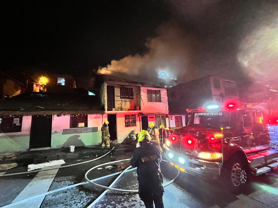 El fuego se originó en la noche de este lunes en la calle 51 con carrera 7C de Manizales. El fuego se originó en la noche de este lunes en la calle 51 con carrera 7C de Manizales.