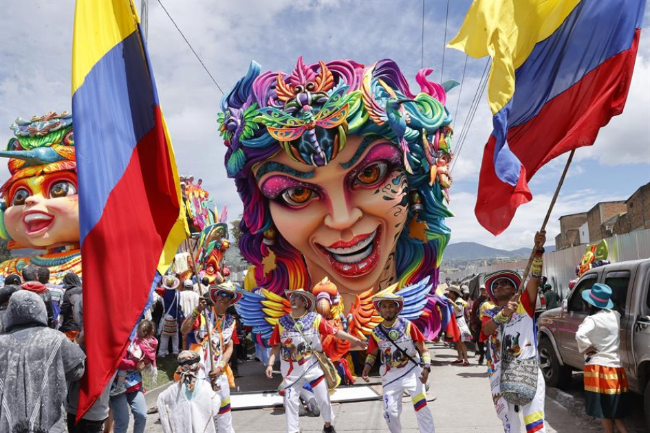 Una de las carrozas multicolores en el Desfile Magno del Carnaval de Negros y Blancos. Una de las carrozas multicolores en el Desfile Magno del Carnaval de Negros y Blancos.