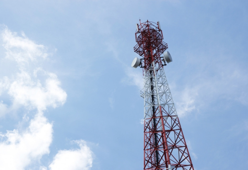 Imagen gratuita antena de telecomunicaciones para la radio, televisión y teléfono Imagen gratuita antena de telecomunicaciones para la radio, televisión y teléfono