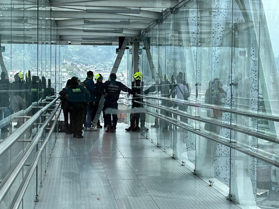 Un técnico intenta activar el ascensor para sacar a las personas. Bomberos acompañan el procedimiento de rescate. Un técnico intenta activar el ascensor para sacar a las personas. Bomberos acompañan el procedimiento de rescate.