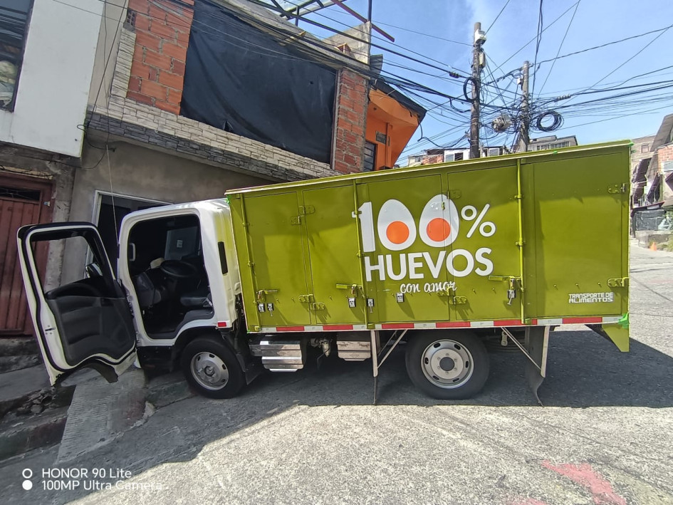 Camión que transportaba huevos chocó contra vivienda en el barrio Centenario (Manizales)