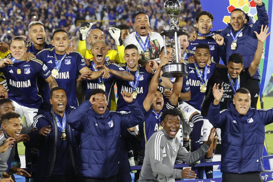 Jugadores de Millonarios celebran con el trofeo tras ganar la final de la Superliga Colombiana ante Junior Jugadores de Millonarios celebran con el trofeo tras ganar la final de la Superliga Colombiana ante Junior