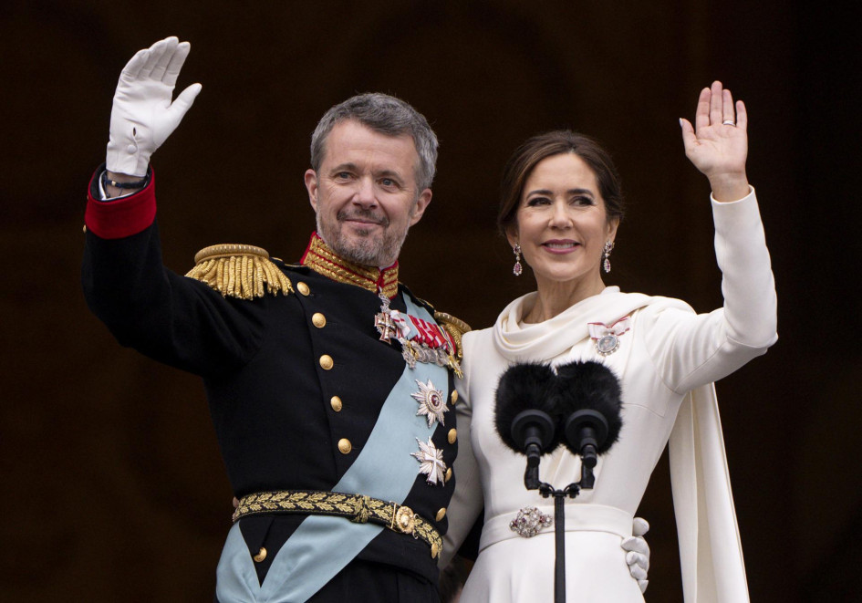 El nuevo rey de Dinamarca, Federico X, y su esposa, la reina Mary, saludaron a las personas que acompañaron la ceremonia de proclamación de su acceso al trono, en el Palacio de Christiansborg, en Copenhague. El nuevo rey de Dinamarca, Federico X, y su esposa, la reina Mary, saludaron a las personas que acompañaron la ceremonia de proclamación de su acceso al trono, en el Palacio de Christiansborg, en Copenhague.