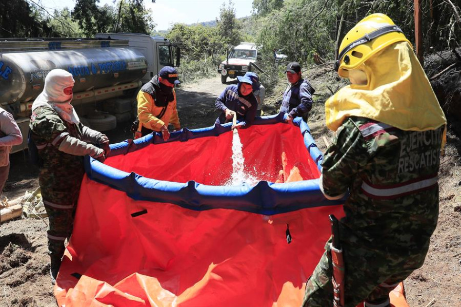 Integrantes de los Bomberos, el Ejército y la Policía llenan una piscina portátil con agua para el combate de un incendio forestal hoy, en Nemocón, municipio cercano a Bogotá (Colombia) Integrantes de los Bomberos, el Ejército y la Policía llenan una piscina portátil con agua para el combate de un incendio forestal hoy, en Nemocón, municipio cercano a Bogotá (Colombia)