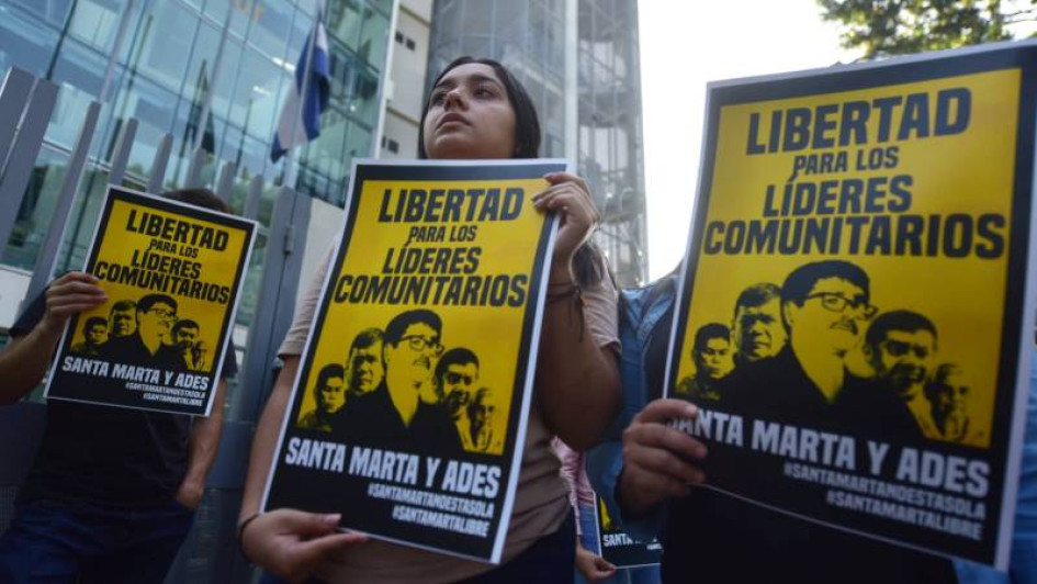 Los fiscales acusan a los ambientalistas de secuestrar y asesinar, el 22 de agosto de 1989, a María Inés Alvarenga, una mujer que colaboró con la guerrilla durante la guerra civil que vivió El Salvador entre 1980 y 1992. Los fiscales acusan a los ambientalistas de secuestrar y asesinar, el 22 de agosto de 1989, a María Inés Alvarenga, una mujer que colaboró con la guerrilla durante la guerra civil que vivió El Salvador entre 1980 y 1992.