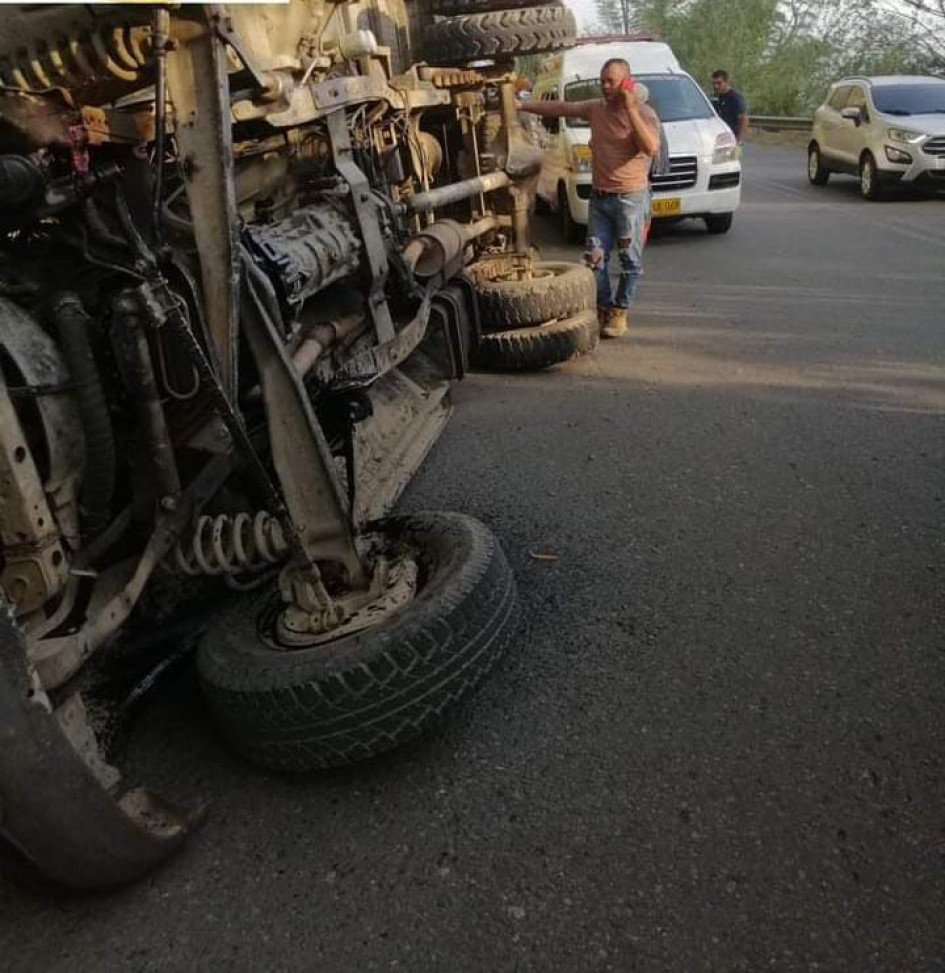 Vehículo se volcó en vía de Supía Vehículo se volcó en vía de Supía