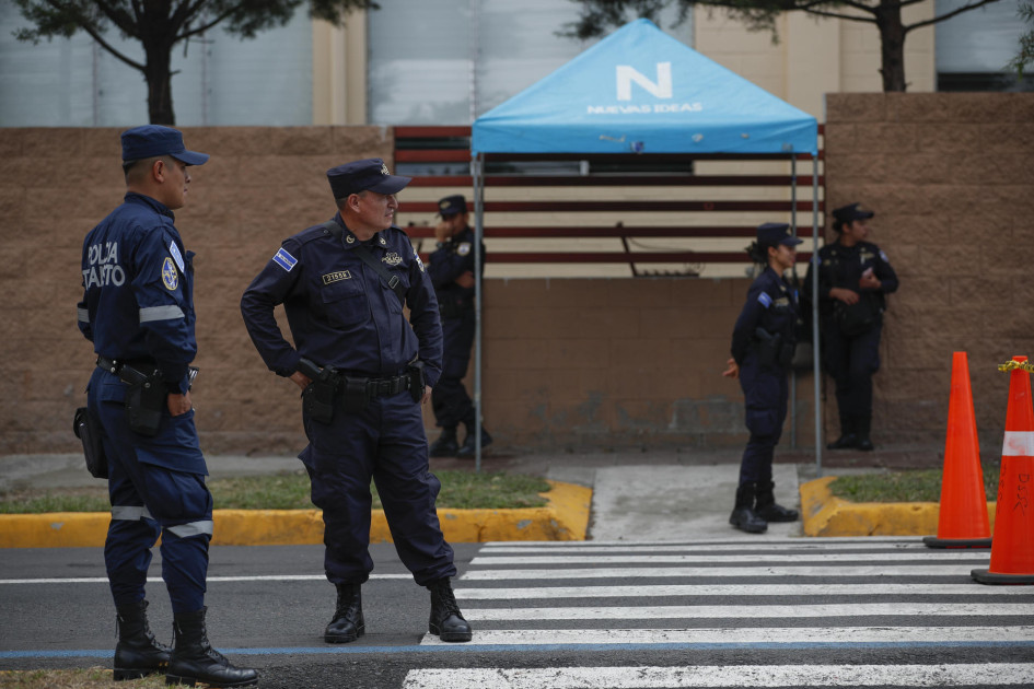 Agentes de policía custodiaron la avenida Olímpica de San Salvador, capital de El Salvador, este sábado durante los preparativos electorales en el país centroamericano. Agentes de policía custodiaron la avenida Olímpica de San Salvador, capital de El Salvador, este sábado durante los preparativos electorales en el país centroamericano.