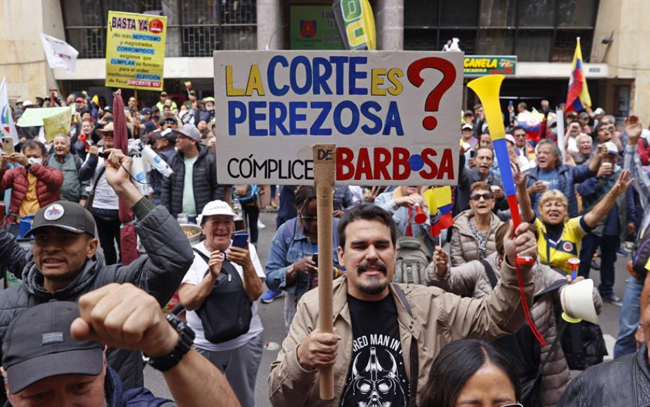 Manifestantes a las afueras de la Corte Suprema de Justicia este jueves, exigiendo la elección de fiscal. Manifestantes a las afueras de la Corte Suprema de Justicia este jueves, exigiendo la elección de fiscal.