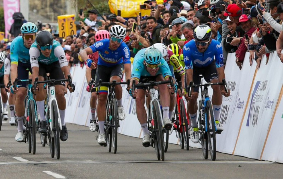 Por el centro, Mark Cavendish (Astana); por la derecha, Fernando Gaviria; por la izquierda, Nelson Soto, y atrás de Cavendish, el caldense Jhónatan Restrepo, en el final de la jornada de ayer. Por el centro, Mark Cavendish (Astana); por la derecha, Fernando Gaviria; por la izquierda, Nelson Soto, y atrás de Cavendish, el caldense Jhónatan Restrepo, en el final de la jornada de ayer.