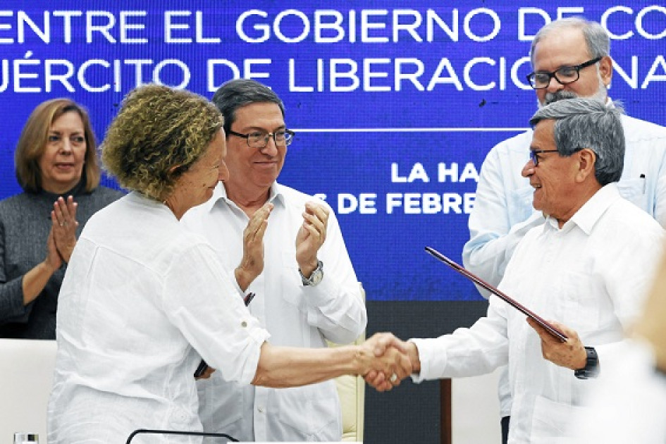 Vera Grabe, jefa del equipo de negociación del Gobierno de Colombia, saluda a alias Pablo Beltrán, jefe negociador del Eln; acompañados por Bruno Rodríguez, ministro de Relaciones Exteriores de Cuba, durante la clausura del sexto ciclo de negociaciones en La Habana. Vera Grabe, jefa del equipo de negociación del Gobierno de Colombia, saluda a alias Pablo Beltrán, jefe negociador del Eln; acompañados por Bruno Rodríguez, ministro de Relaciones Exteriores de Cuba, durante la clausura del sexto ciclo de negociaciones en La Habana.