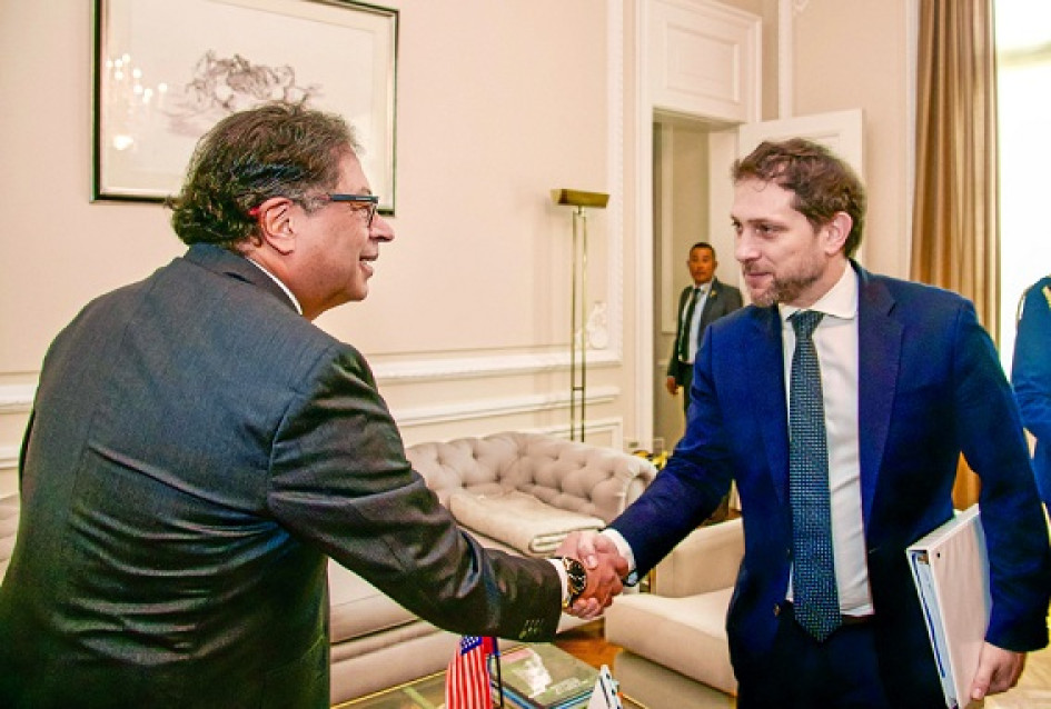 Gustavo Petro y Jon Finer, consejero principal adjunto de Seguridad Nacional de Estados Unidos, también reafirmaron el compromiso de ambos países para "abordar la migración internacional irregular internacional de una manera segura, ordenada y humana a través de un enfoque regional". Gustavo Petro y Jon Finer, consejero principal adjunto de Seguridad Nacional de Estados Unidos, también reafirmaron el compromiso de ambos países para "abordar la migración internacional irregular internacional de una manera segura, ordenada y humana a través de un enfoque regional".