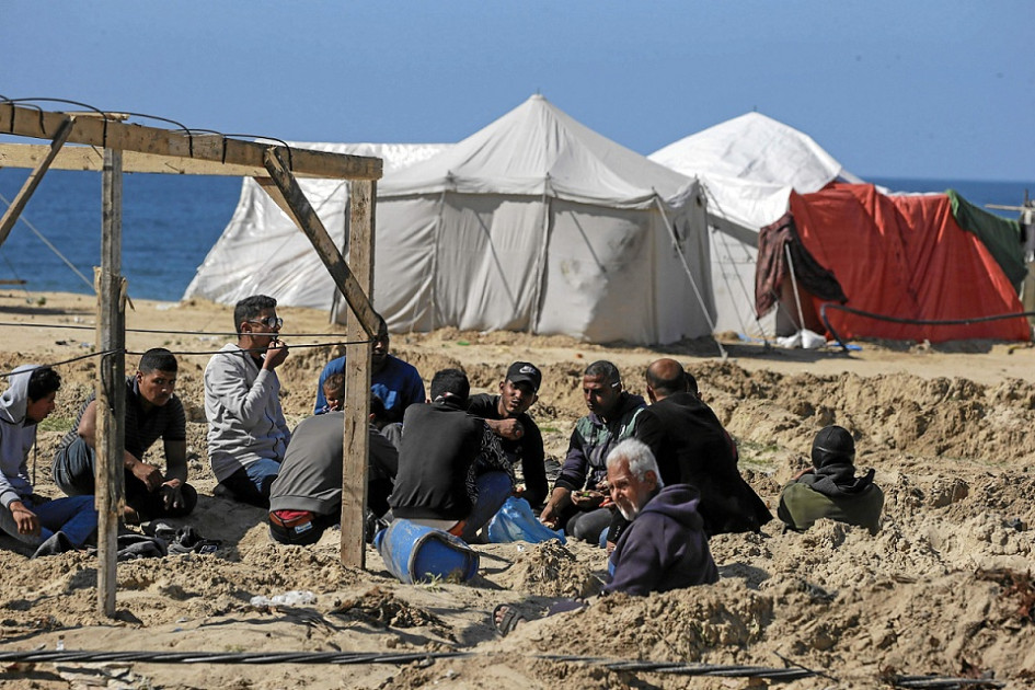 Foto | EFE | LA PATRIA Palestinos desplazados internos que huyeron del norte de la Franja de Gaza, preparan una tienda familiar improvisada en el oeste de Khan Younis, en el sur del enclave. Foto | EFE | LA PATRIA Palestinos desplazados internos que huyeron del norte de la Franja de Gaza, preparan una tienda familiar improvisada en el oeste de Khan Younis, en el sur del enclave.