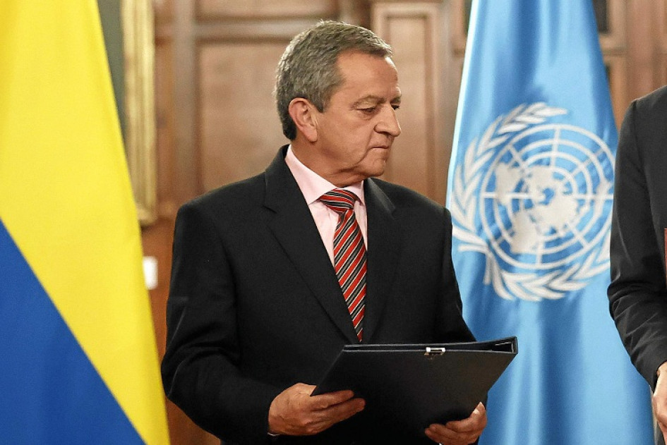 El secretario general del Ministerio de Relaciones Exteriores, José Antonio Salazar, firmó la resolución con la que se adjudicó el contrato a la Unión Temporal Pasaportes 2023, liderada por Thomas Greg & Sons. El secretario general del Ministerio de Relaciones Exteriores, José Antonio Salazar, firmó la resolución con la que se adjudicó el contrato a la Unión Temporal Pasaportes 2023, liderada por Thomas Greg & Sons.