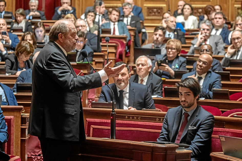 "Hemos escrito una página de la historia de los derechos de la mujer. Este es un voto histórico. Seremos el primer país del mundo a inscribir en la Constitución esta libertad para las mujeres de disponer de su cuerpo", proclamó el ministro de Justicia, Éric Dupont-Moretti, encargado de defender la reforma por parte del Ejecutivo. "Hemos escrito una página de la historia de los derechos de la mujer. Este es un voto histórico. Seremos el primer país del mundo a inscribir en la Constitución esta libertad para las mujeres de disponer de su cuerpo", proclamó el ministro de Justicia, Éric Dupont-Moretti, encargado de defender la reforma por parte del Ejecutivo.