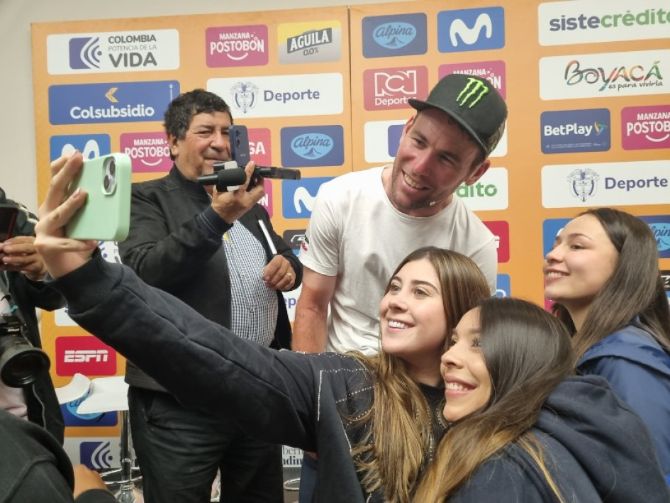 Aficionados, ciclistas y periodistas aprovecharon para tomarse una foto con Mark Cavendish, el inglés que es la figura del Tour Colombia 2.1. Aficionados, ciclistas y periodistas aprovecharon para tomarse una foto con Mark Cavendish, el inglés que es la figura del Tour Colombia 2.1.