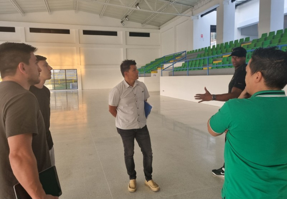 Diego Fernando Espinosa, secretario del Deporte de Manizales, con los dirigentes de las ligas en el Coliseo Menor Ramón Marín Vargas. Ya distribuyeron los espacios. Diego Fernando Espinosa, secretario del Deporte de Manizales, con los dirigentes de las ligas en el Coliseo Menor Ramón Marín Vargas. Ya distribuyeron los espacios.