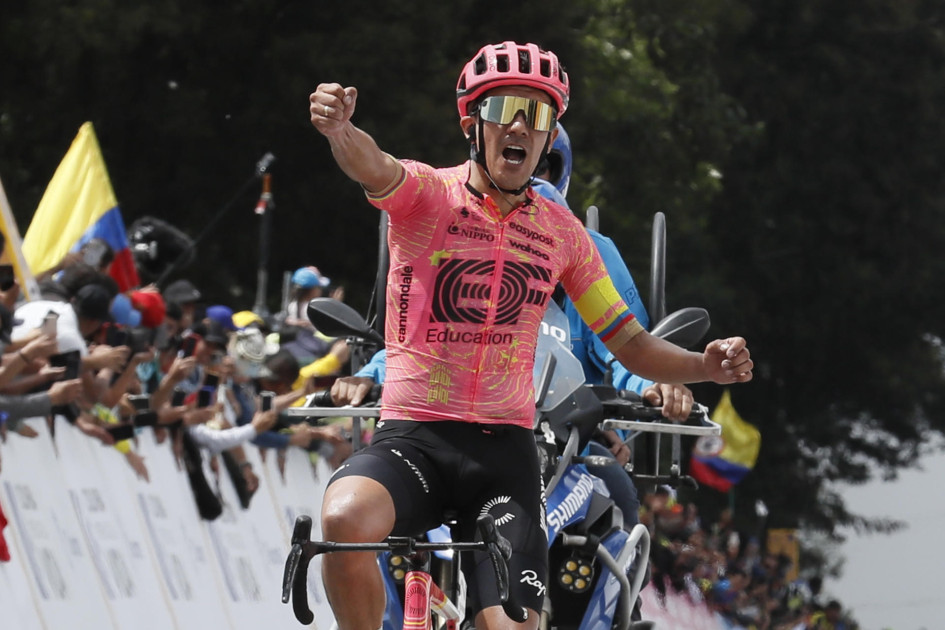 El ecuatoriano Richard Carapaz, del EF Education Easypost, celebra al ganar la quinta etapa de la carrera ciclística Tour Colombia 2024 hoy, en el Alto el Vino, Cundinamarca. El ecuatoriano Richard Carapaz, del EF Education Easypost, celebra al ganar la quinta etapa de la carrera ciclística Tour Colombia 2024 hoy, en el Alto el Vino, Cundinamarca.