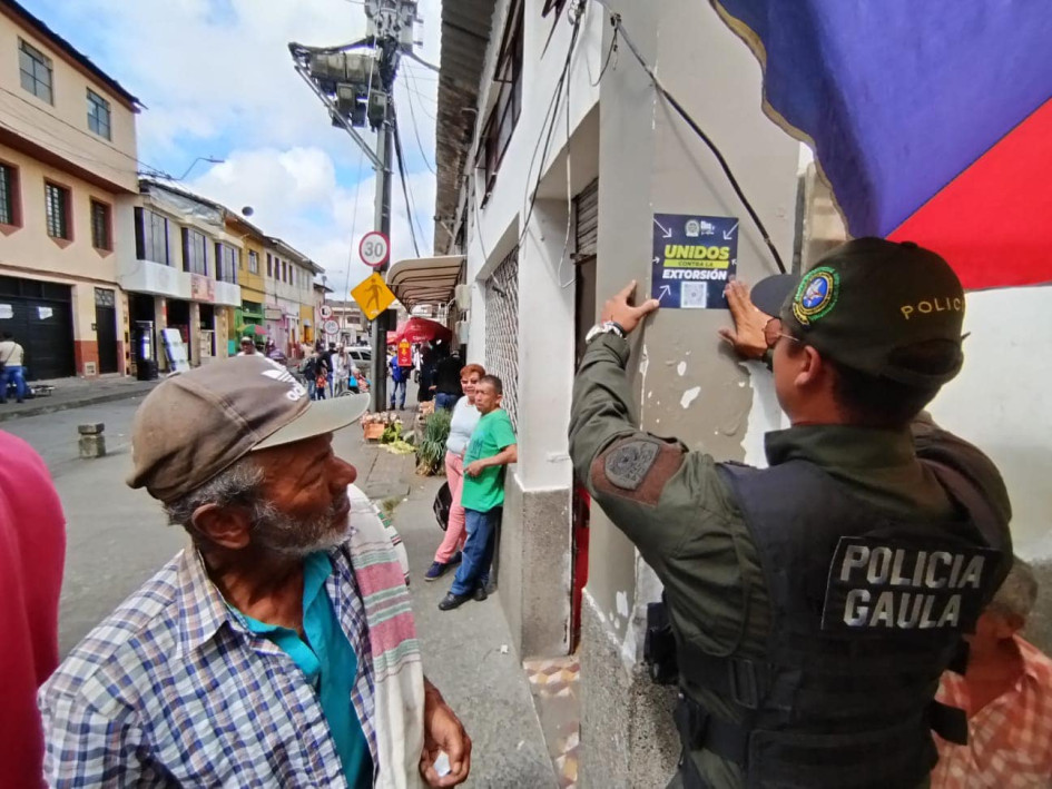 Foto| Gaula| LA PATRIA No dejes que te engañen, córtale la conexión a la extorsión, cuelga y marca 165 del Grupo Gaula Caldas, mensaje que difunde esta institución.