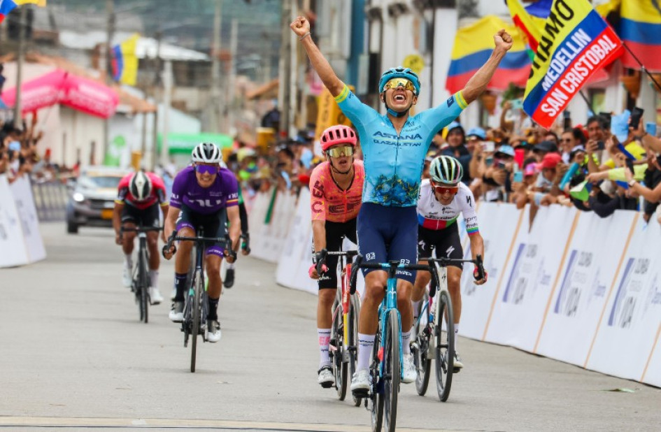 Hárold Tejada (Astana) celebra emocionado la victoria ayer en Santa Rosa de Viterbo (Boyacá). Atrás, el italiano Andrea Piccolo (EF Education-EasyPost) y a Oscar Sevilla (Team Medellín). Tour Colombia