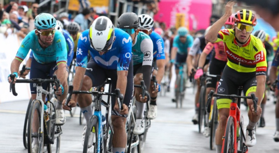 La llegada de ayer, apretada para los velocistas. Por el centro, Fernando Gaviria, por la derecha, el italiano Davide Persico, quien reclama, y por la izquierda el británico Mark Cavendish. La llegada de ayer, apretada para los velocistas. Por el centro, Fernando Gaviria, por la derecha, el italiano Davide Persico, quien reclama, y por la izquierda el británico Mark Cavendish.
