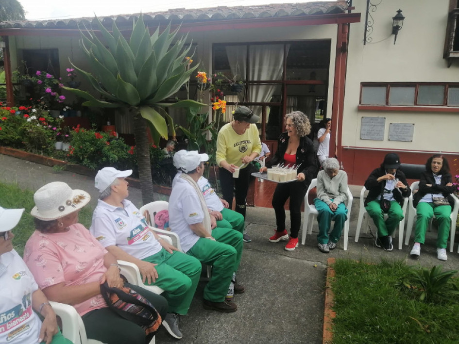 Los adultos mayores del Hogar Santa Catalina, durante una actividad recreativa en la institución. Los adultos mayores del Hogar Santa Catalina, durante una actividad recreativa en la institución.