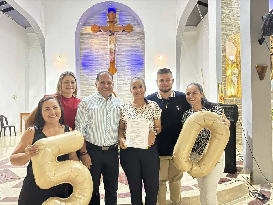 La profesora Alba Cristina Gallego López, cuarta en la foto, durante el homenaje de la Alcaldía en la parroquia de Nuestra Señora del Carmen. La profesora Alba Cristina Gallego López, cuarta en la foto, durante el homenaje de la Alcaldía en la parroquia de Nuestra Señora del Carmen.