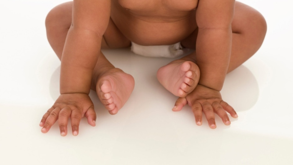 A-los-cuantos-meses-se-sienta-un-bebe Bebé sentado en una superficie blanca.