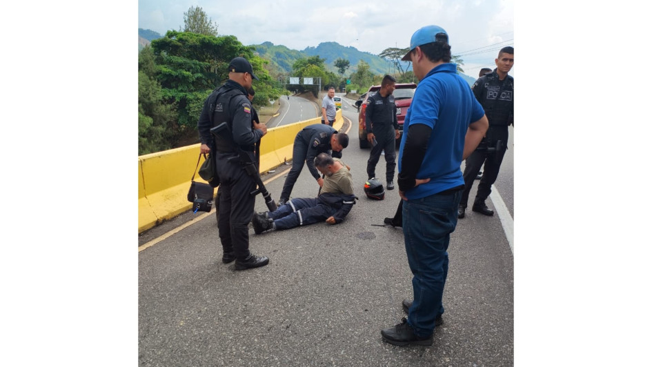 Un hombre de 51 años debió recibir primeros auxilios tras caer de su moto. Un hombre de 51 años debió recibir primeros auxilios tras caer de su moto.