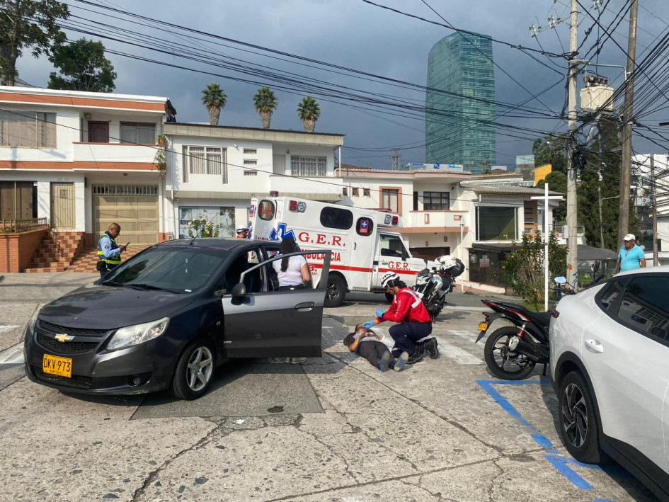 La mujer, de 47 años, fue trasladada hacia la clínica Santillana para su valoración médica. La mujer, de 47 años, fue trasladada hacia la clínica Santillana para su valoración médica.