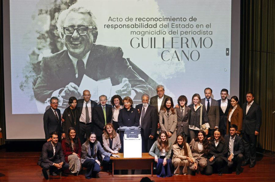 La familia del periodista y director del Diario El Espectador Guillermo Cano posan para una foto durante un acto de reconocimiento, hoy en Bogotá (Colombia) La familia del periodista y director del Diario El Espectador Guillermo Cano posan para una foto durante un acto de reconocimiento, hoy en Bogotá (Colombia)