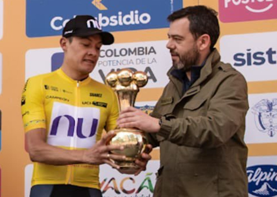 El alcalde de Bogotá, Carlos Fernando Galán, estuvo presente ayer en el final del Tour Colombia que ganó Rodrigo Contreras, a quien le entrega el trofeo. El alcalde de Bogotá, Carlos Fernando Galán, estuvo presente ayer en el final del Tour Colombia que ganó Rodrigo Contreras, a quien le entrega el trofeo.