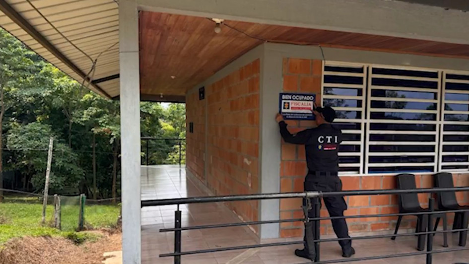 La Fiscalía expropió 45 propiedades del extraditado narcotraficante Andrés Mauricio Vélez Hernández, en cinco departamentos de Colombia. La Fiscalía expropió 45 propiedades del extraditado narcotraficante Andrés Mauricio Vélez Hernández, en cinco departamentos de Colombia.